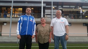 Trainer Florian Raulf, SVE-Jugendleiterin Ellen Rieger und Kickers-Gesamtjugendleiter Guido Arnold. (v.l.n.r.)